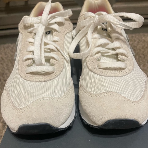 Like NEW New Balance tennis shoes 👟 - Picture 2 of 6